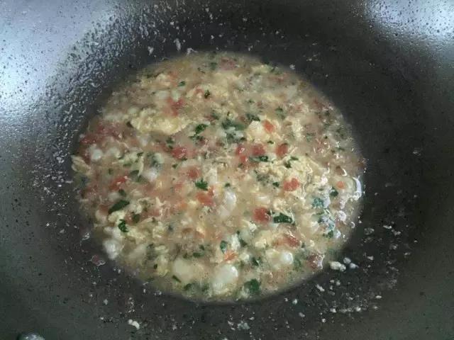 第8步：剁好的青菜放入锅中，最后把鸡蛋液倒入锅中煮开一下，出锅。