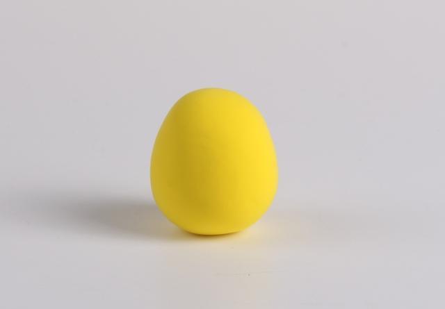 步骤1：首先用黄色粘土做一个椭圆形。