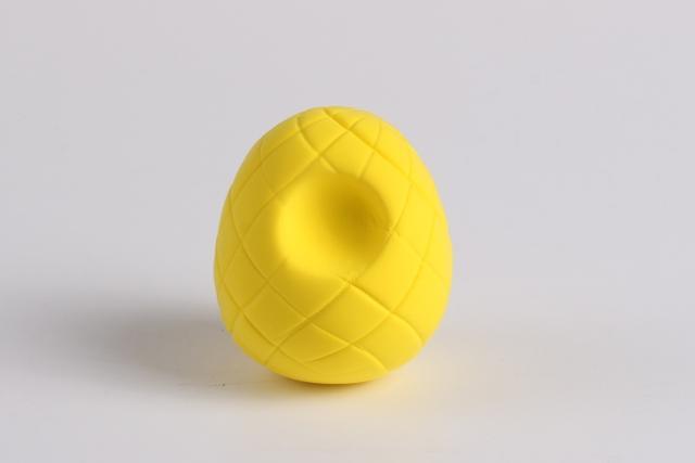 步骤3：用丸棒笔在上面压出一个小窝。