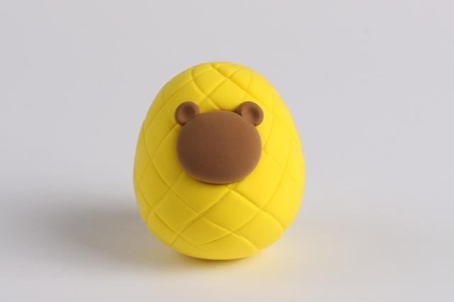 步骤4：用棕色粘土做一个半球形扣在压好的小窝里，然后顶部粘上两只耳朵，这是小熊头部的雏形。