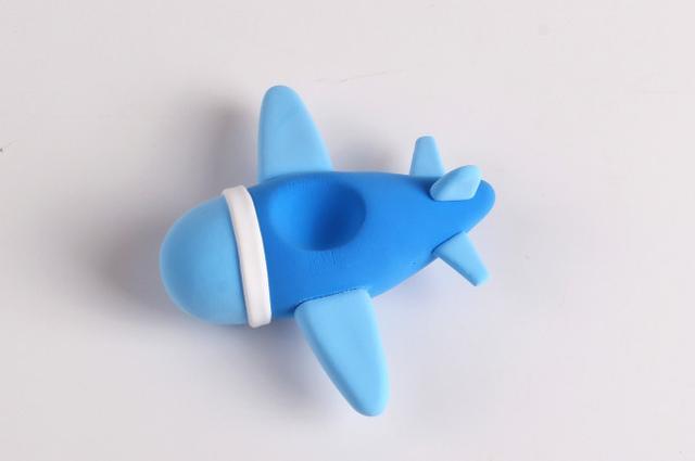 步骤4：用淡蓝色粘土做出飞机的翅膀和尾翼。