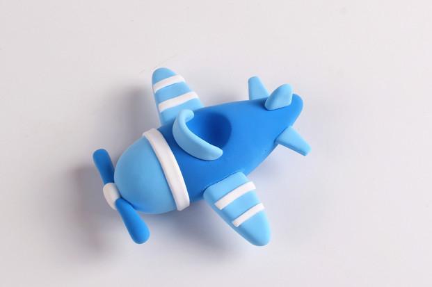 步骤6：用淡蓝色粘土做出飞机机舱的挡风