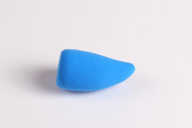 步骤1：首先用蓝色粘土做一个圆锥形，如图所示。