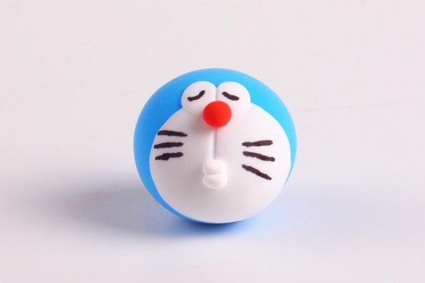 步骤5：用白色粘土做出圆片粘在蓝色圆球上作为脸部，然后粘上两只白色的眼睛。