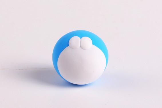 步骤4：开始做哆啦A梦，先用蓝色粘土揉一个圆球作为头部。