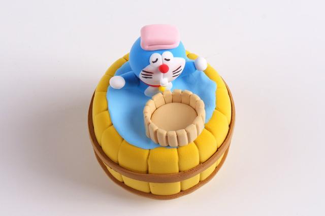 步骤8：用淡黄色粘土做出一个小木盆放在哆啦A梦面前