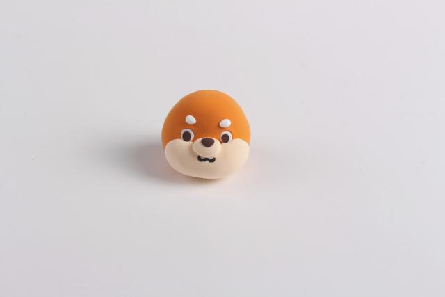 步骤3：按照图上的样子做出柴犬的眉毛、眼睛、鼻子和嘴巴。