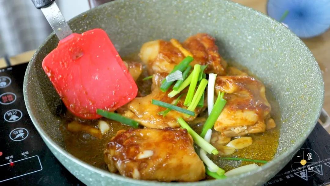 第8步：焖3-5分钟，大火收汁，加入葱段