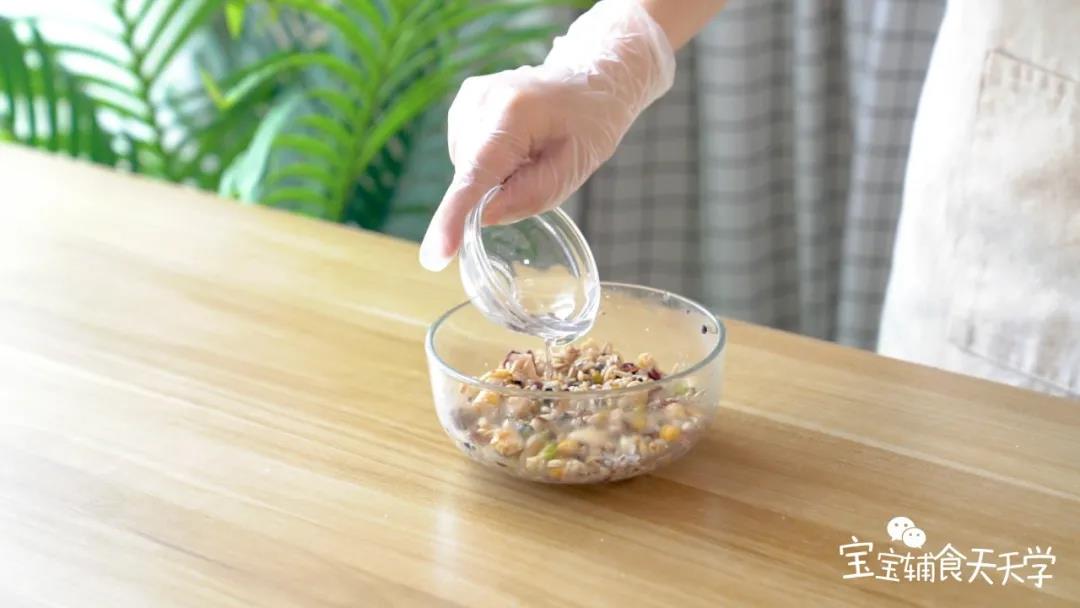 杂粮加入10克水，上锅蒸15分钟蒸熟