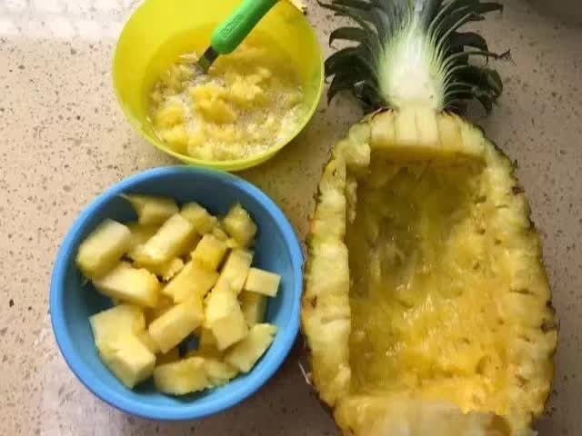 用勺子将菠萝挖出来。