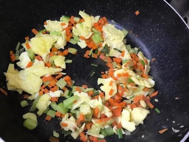 倒入鸡蛋翻炒均匀。