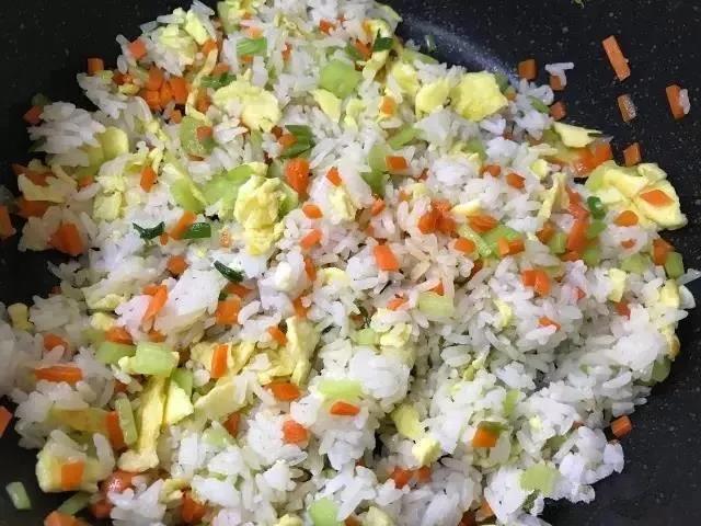 倒入米饭，翻炒均匀。