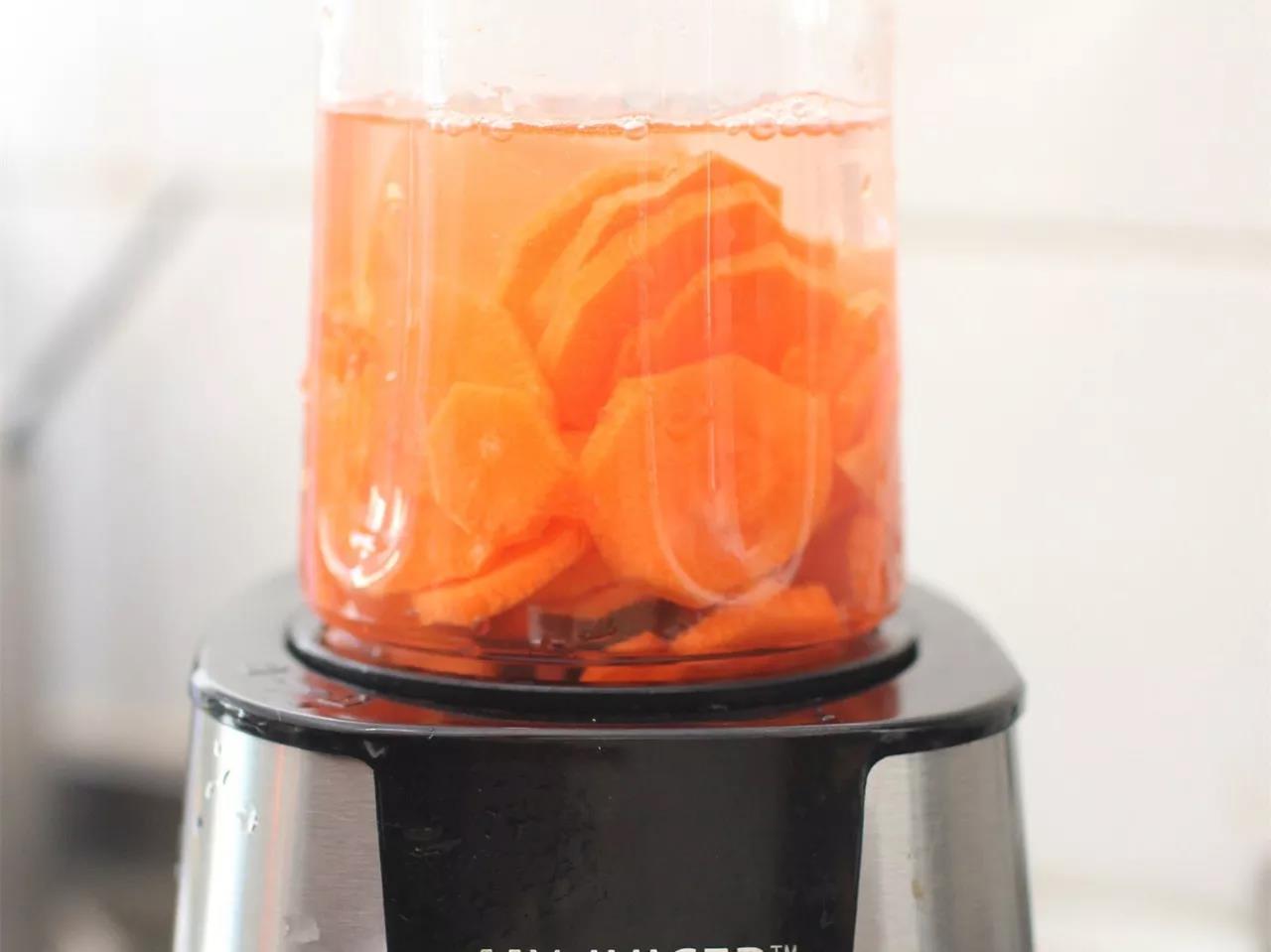 胡萝卜加清水打成汁。