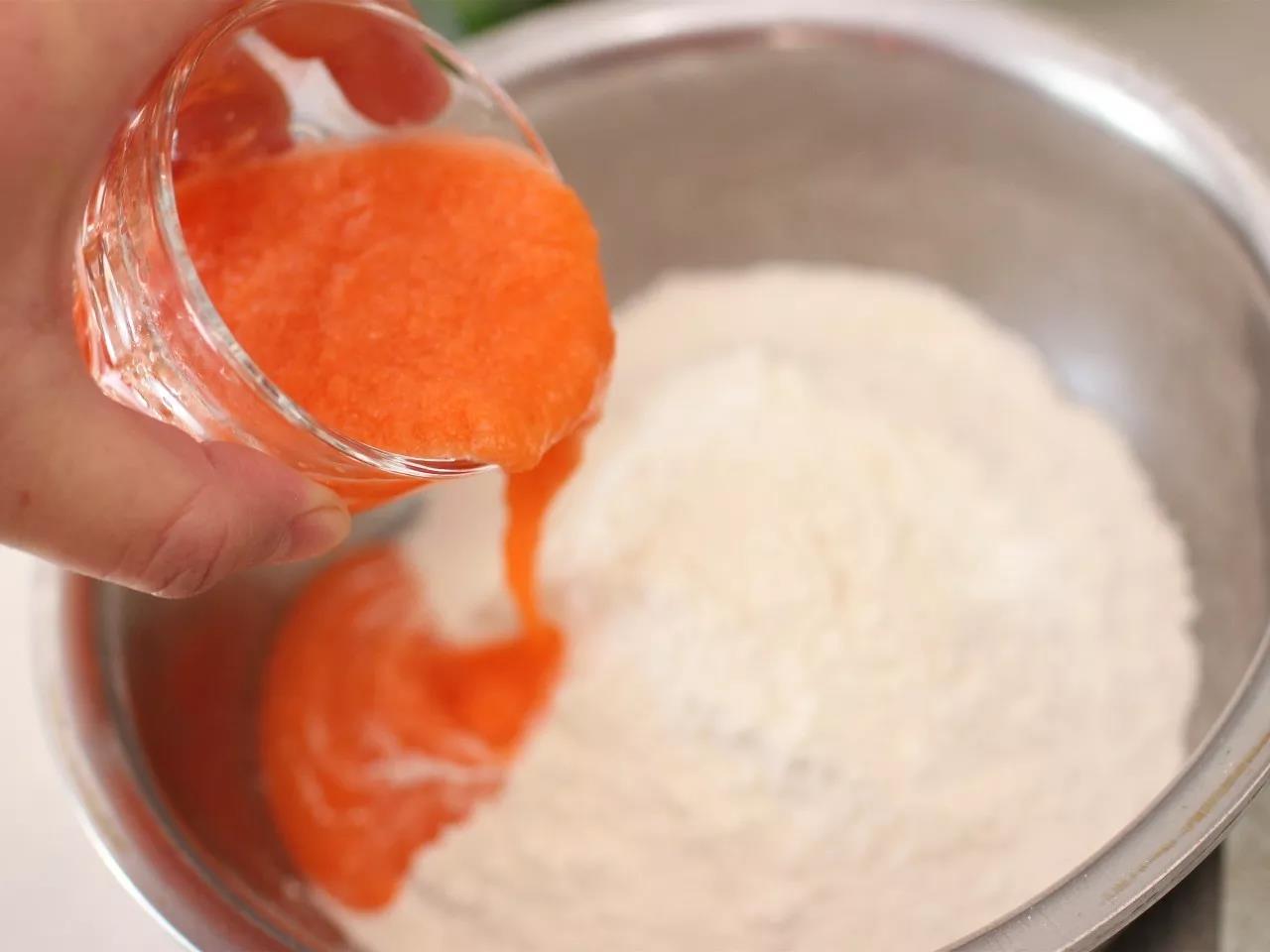 取120克胡萝卜汁分次倒入300克面粉里。