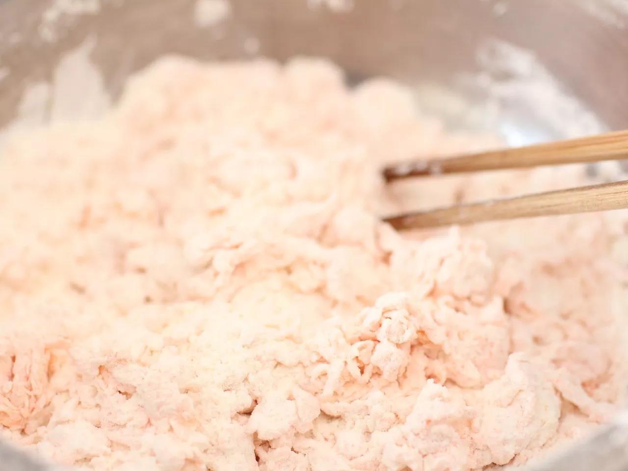 将面粉搅拌成絮状。