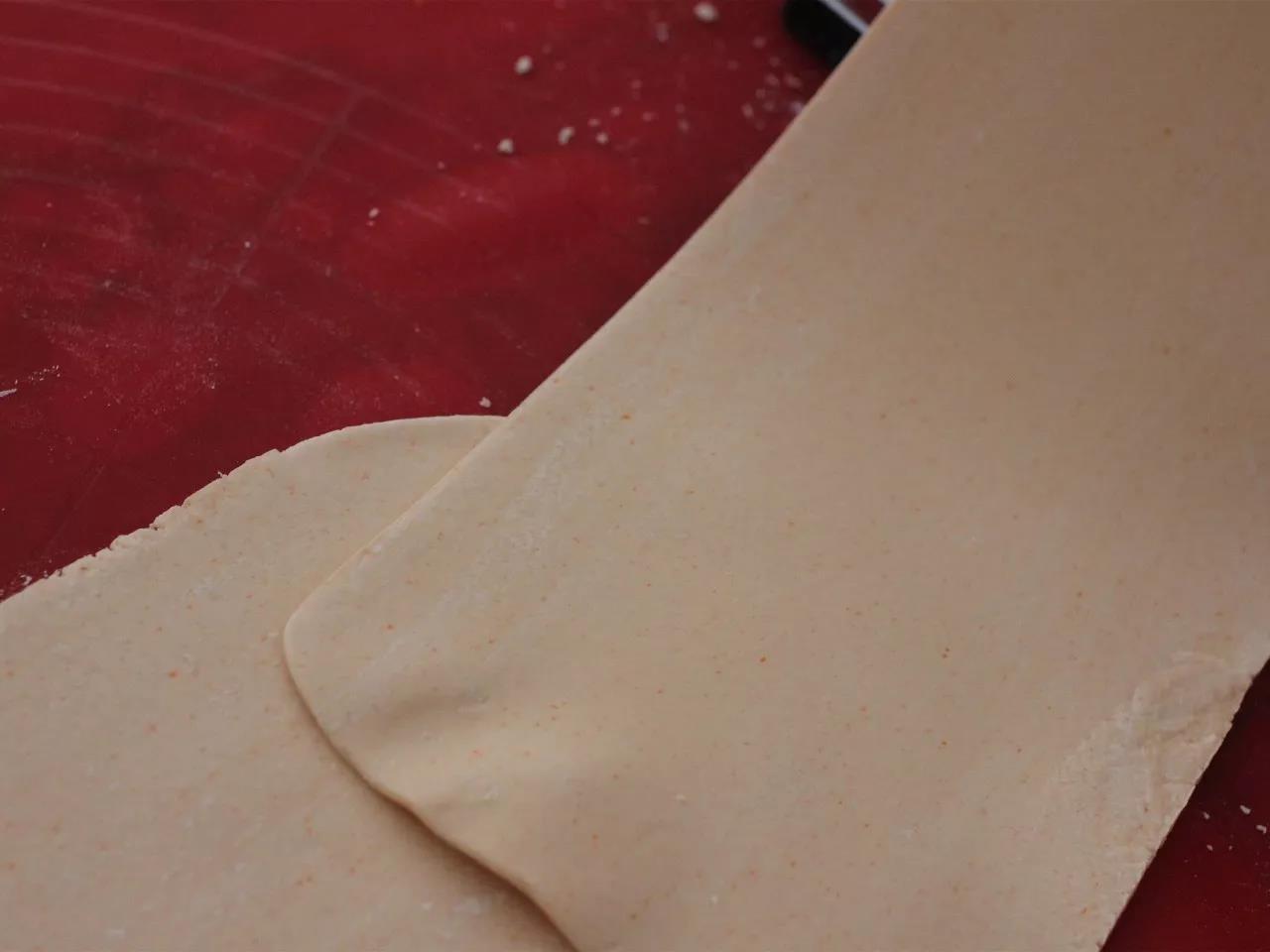 揉成面团，用压面机压成面片。油菜汁同样操作。