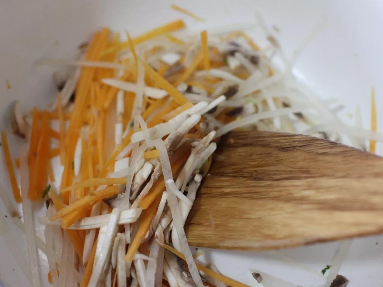 锅中放一点点油，把口蘑、南瓜、胡萝卜放进去翻炒。