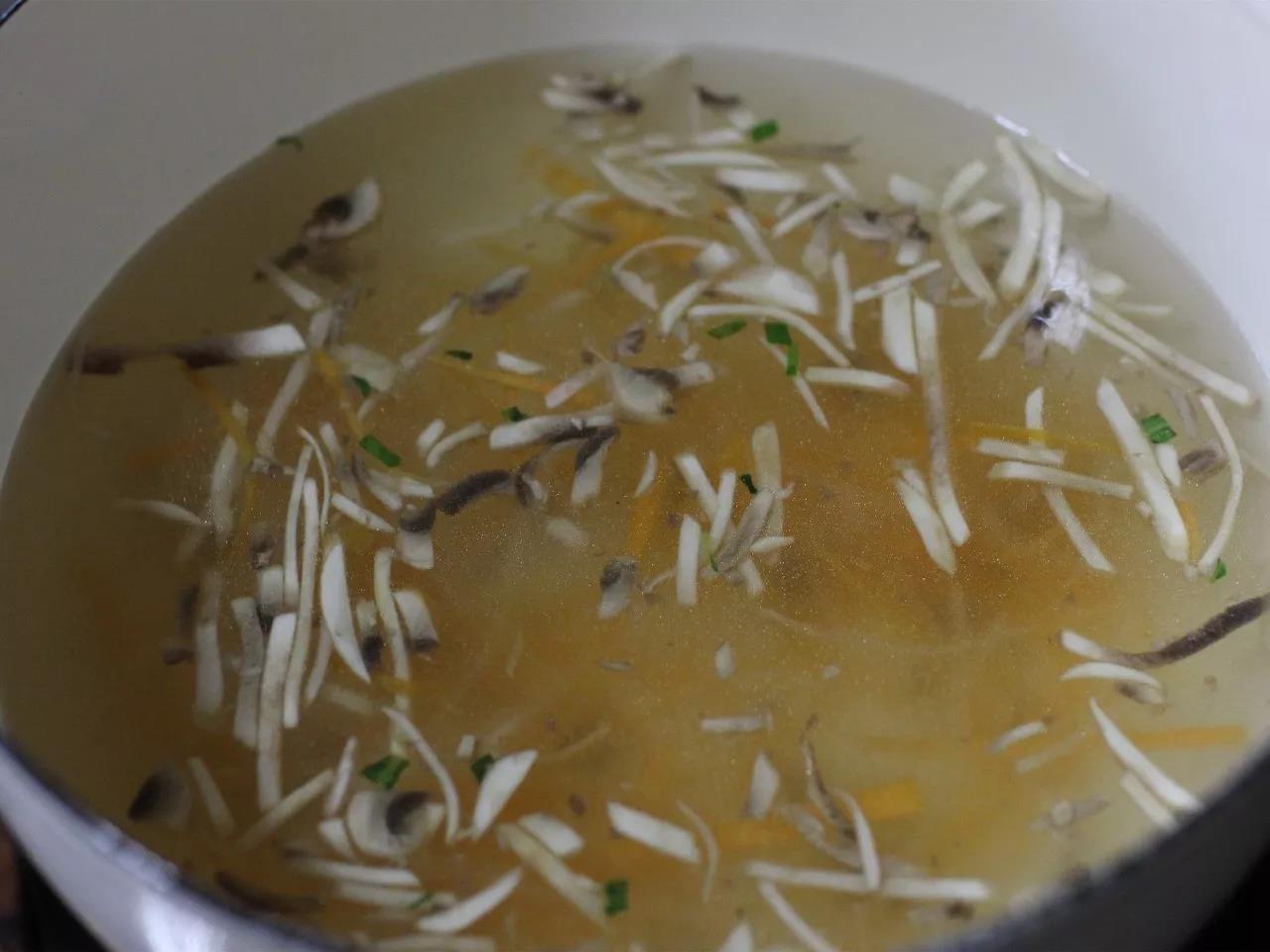 倒入适量开水。