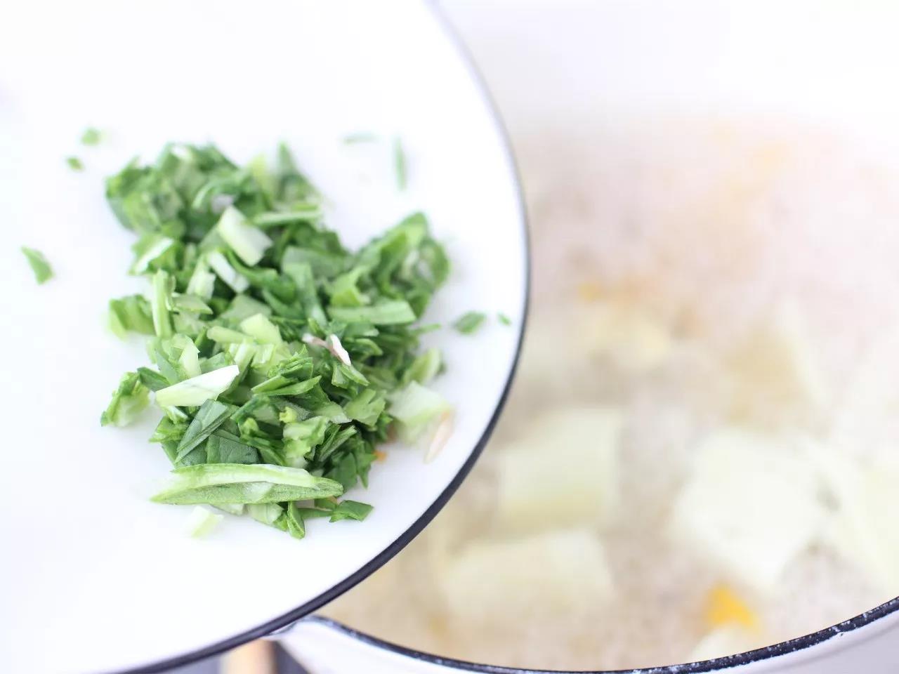 水开后下入面片煮熟，最后加入油菜碎。