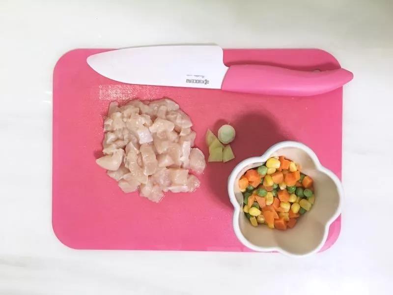 第1步：准备好食材，鸡胸肉洗净切小块，葱姜洗好备用。