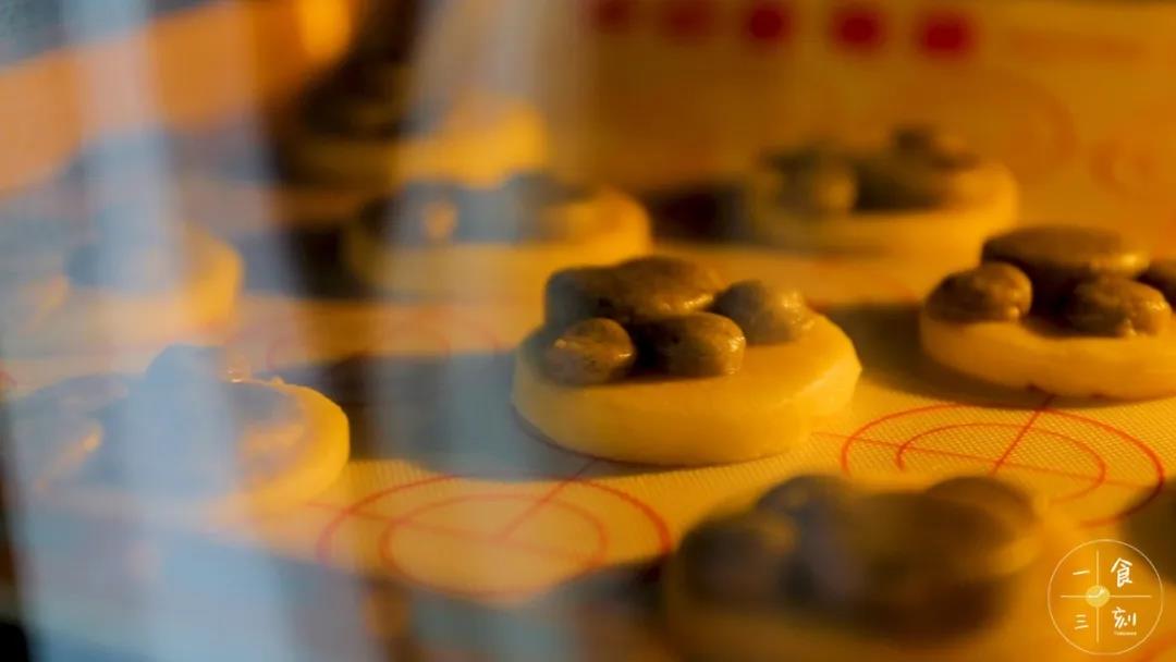 烤箱预热170度，烤16分钟