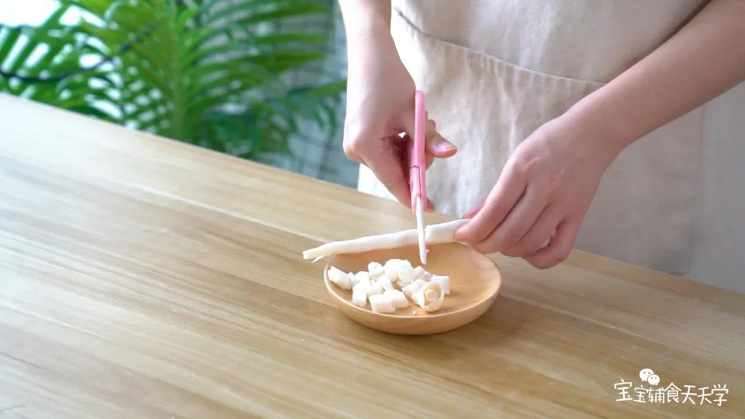 把海鲜菇切成适合宝宝咀嚼的大小