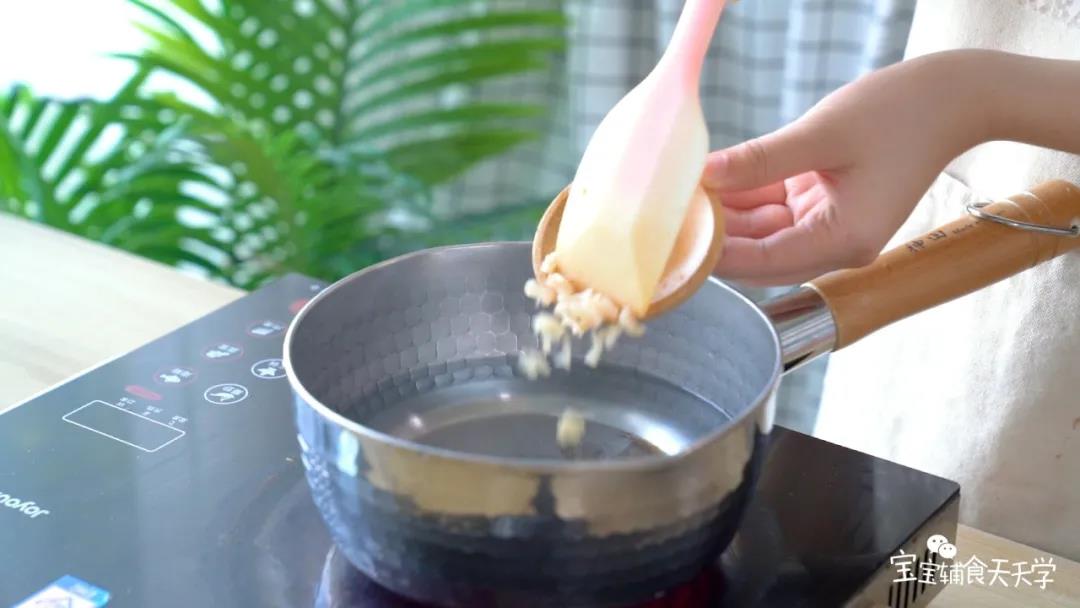 倒入适量的水，加入干贝，加入少许油，煮开