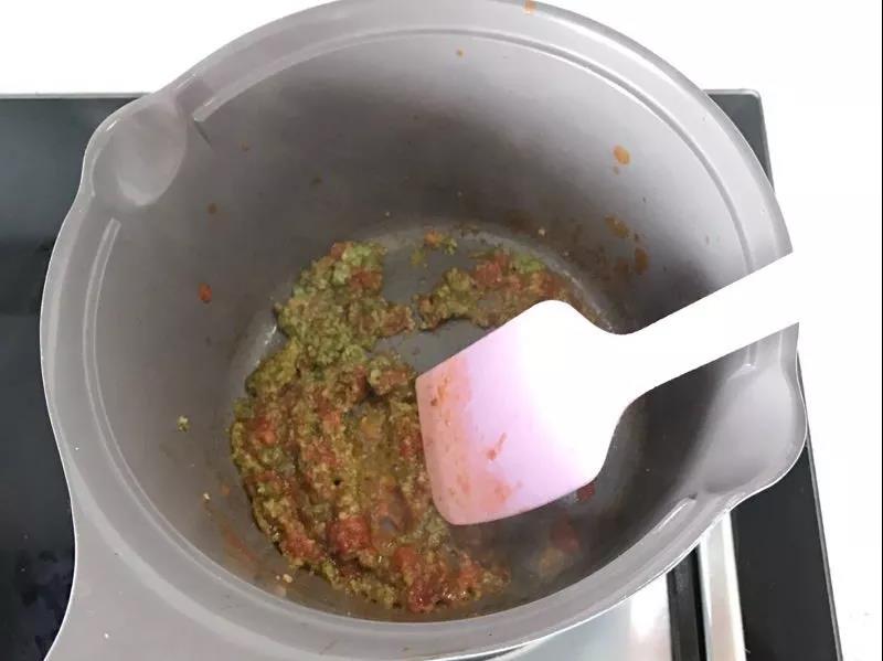 锅内滴入少许油，放入番茄和西兰花碎翻炒。