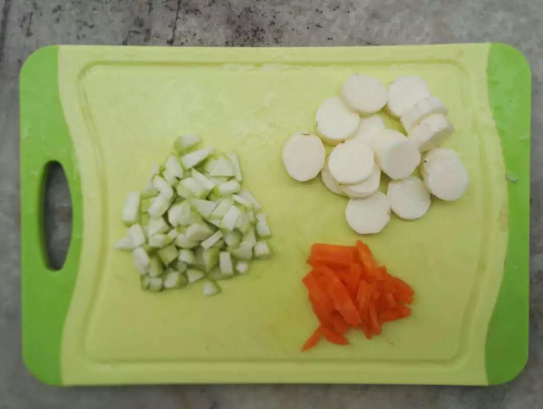 食材洗净去皮，丝瓜切丁，胡萝卜切丝，山药切块。
