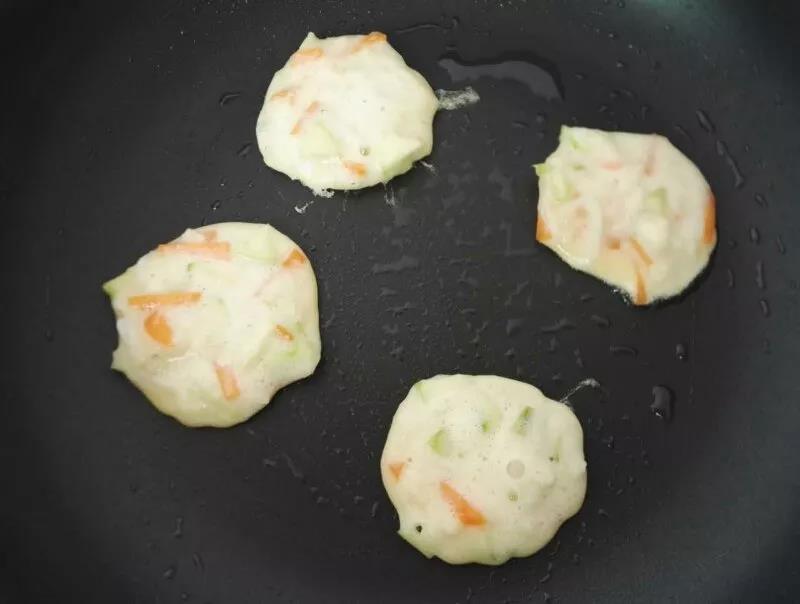 平底锅开小火，刷一层薄薄的花生油，舀一勺山药糊放入平底锅中，摊成饼。