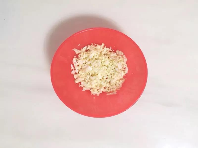 白菜切碎。