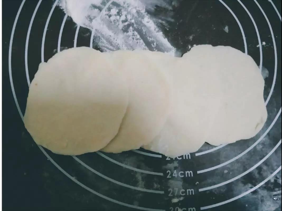 面团分成四份，擀成薄饼。