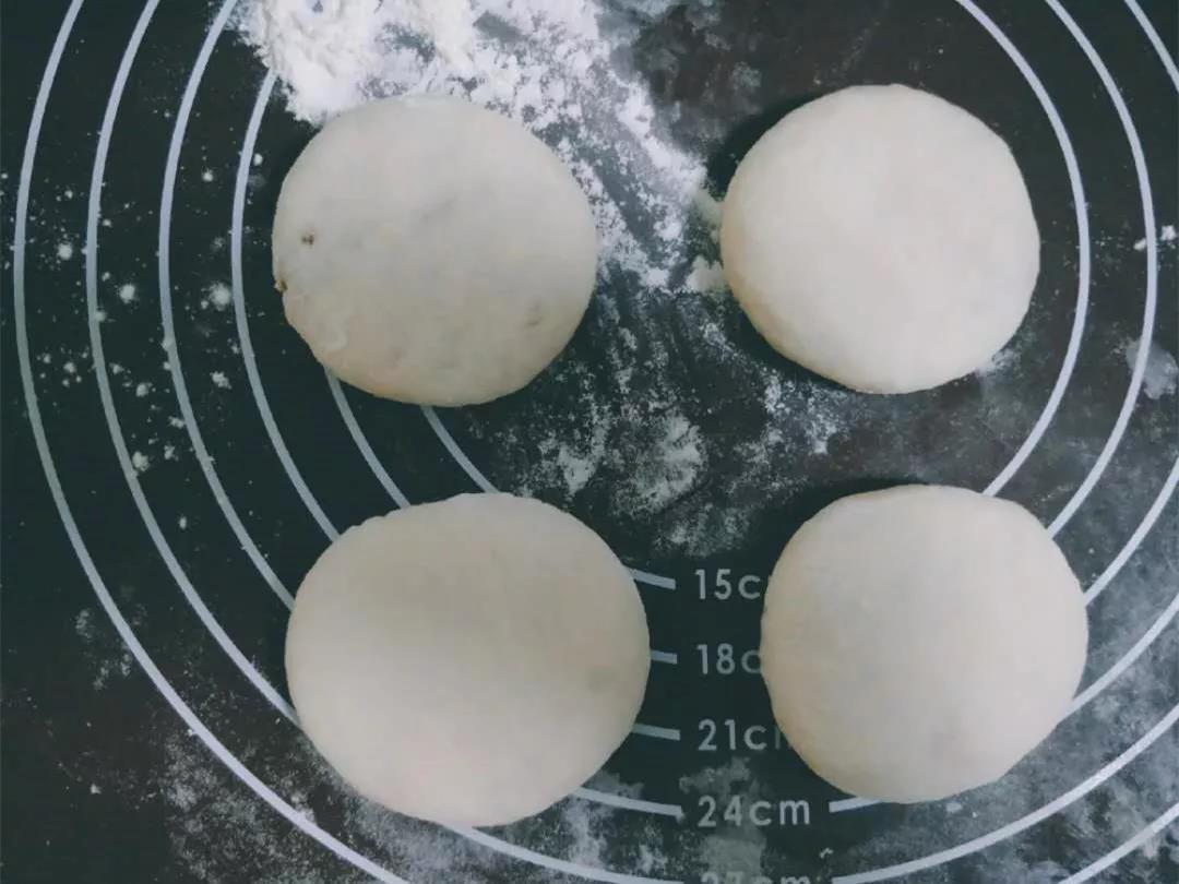 收口朝下并用手指轻轻按压成饼状 。