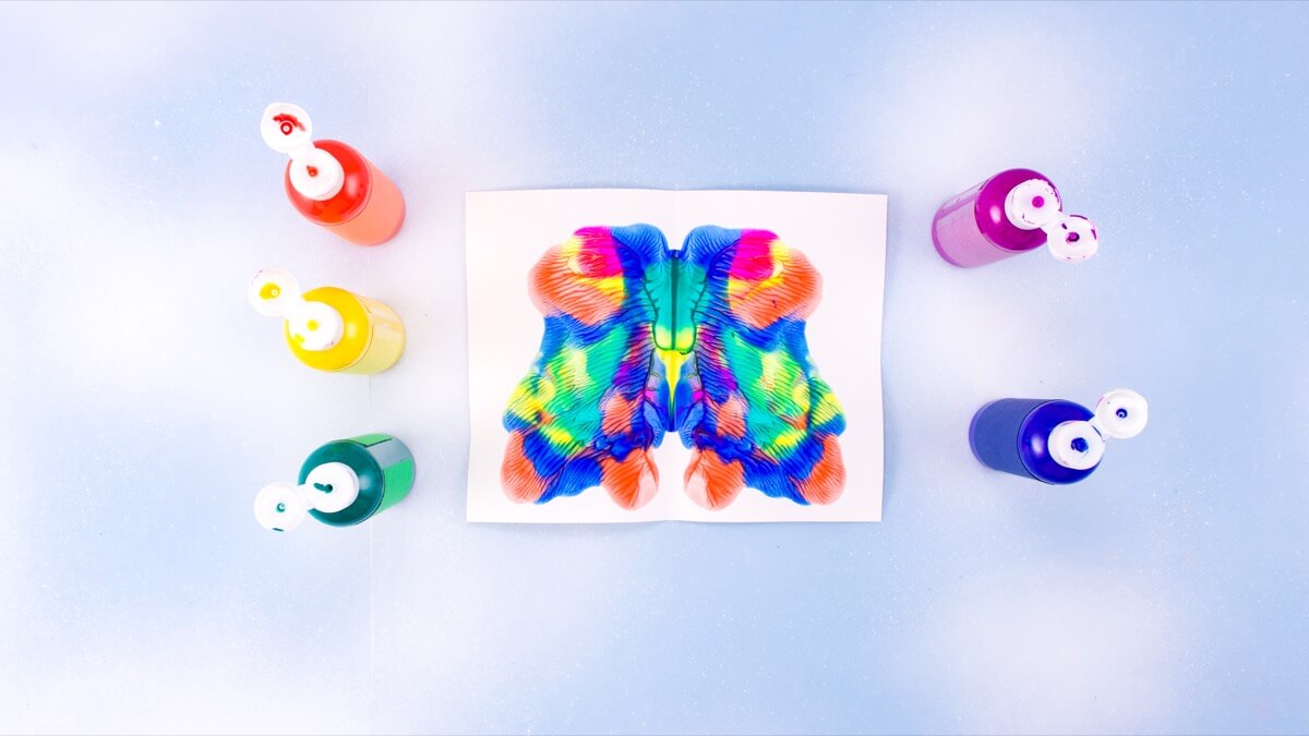 步骤4：打开你的纸，让油漆变干。如果你想加快这个过程，你可以使用吹风机！