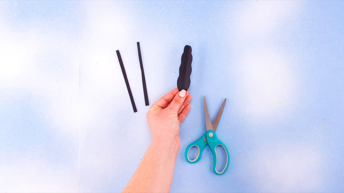 步骤7：做蝴蝶的其余部分，剪两条黑纸作为触角，剪一条折叠的背纸作为身体。