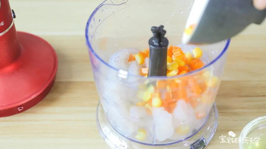 鲜虾肉倒入搅拌机，加入玉米粒、胡萝卜粒、蛋清搅打碎混合