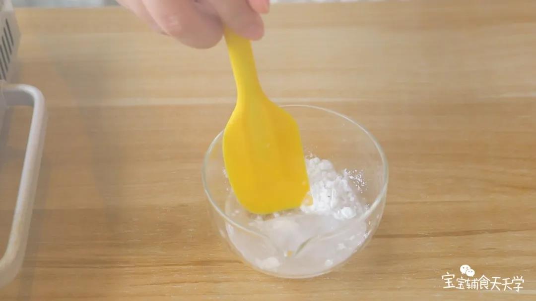 淀粉加入少许水，搅拌成淀粉水