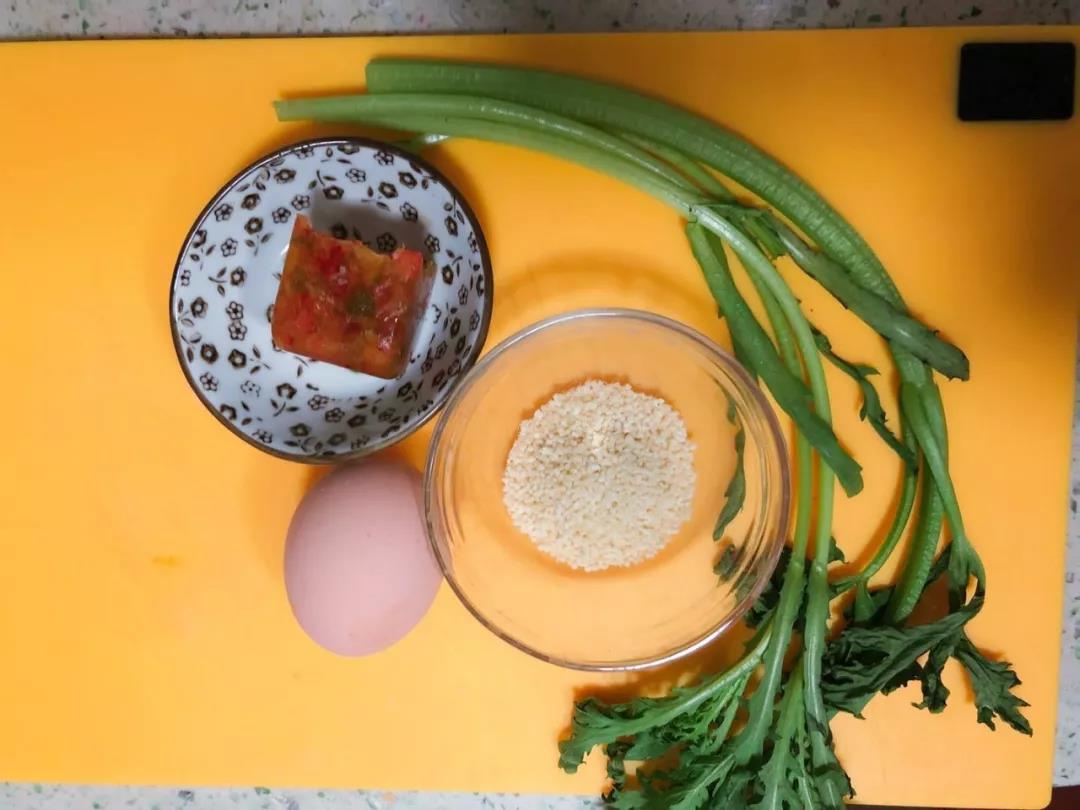 准备好食材，洗净备用。