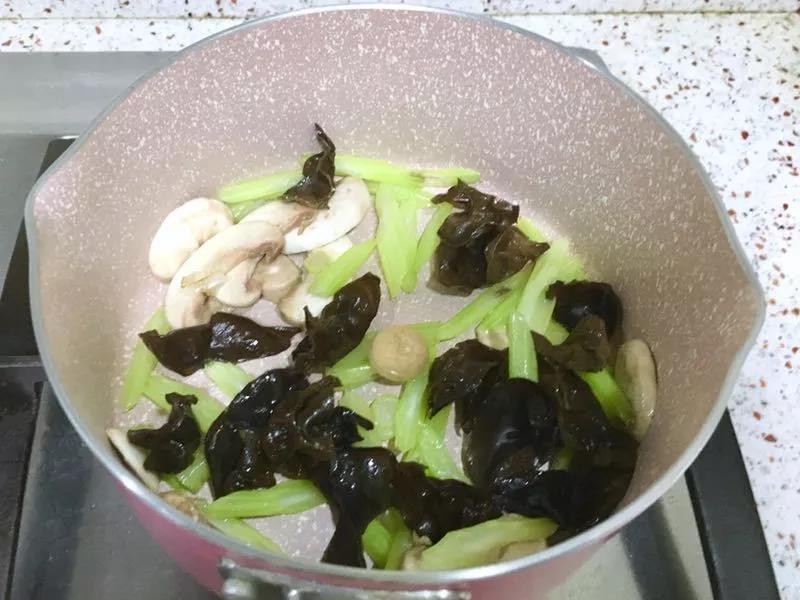 第6步：放入芹菜口蘑木耳翻炒。