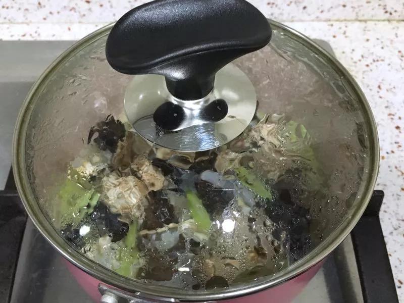 第8步：加盖中小火焖至熟软即可。