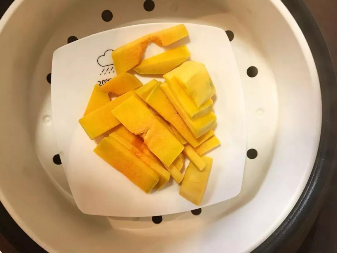 南瓜切片上锅蒸熟。