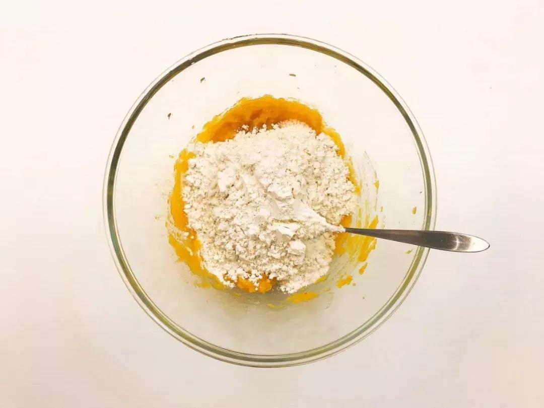 南瓜蒸熟放凉后捣成泥，加入酵母搅拌均匀，再加入面粉、奶粉，揉成光滑的面团。