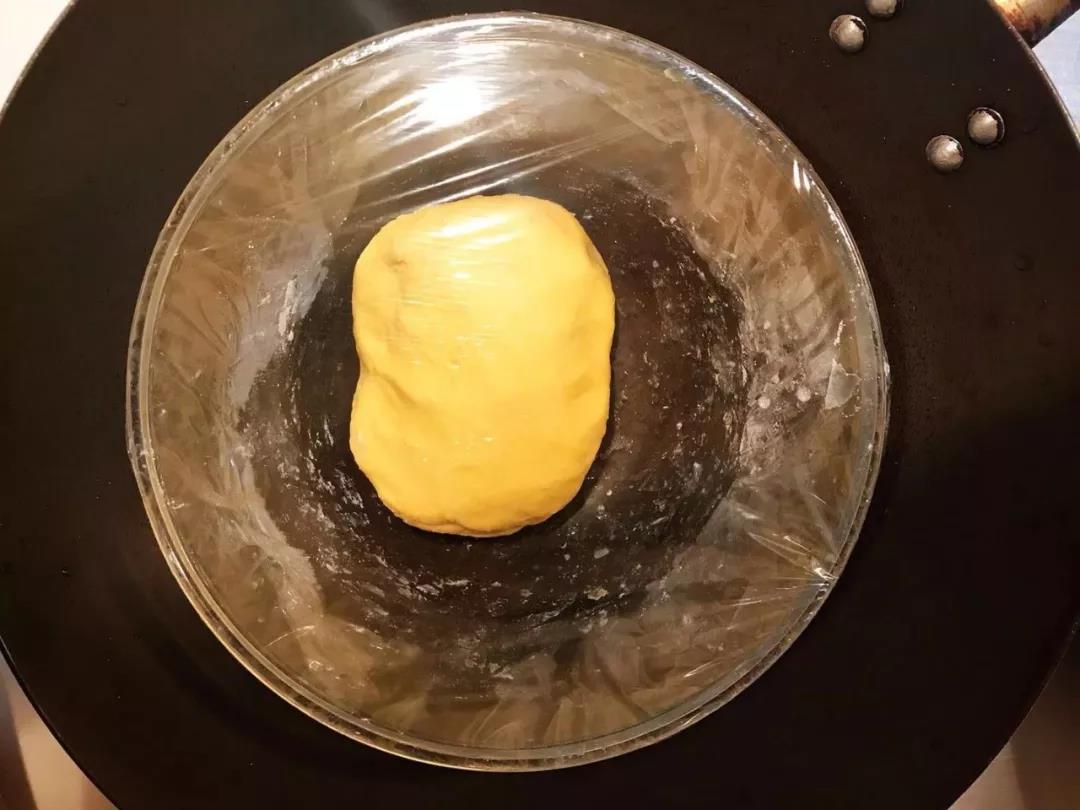 面团用保鲜膜覆盖，放在温水盆里坐浴发酵1个半小时左右。