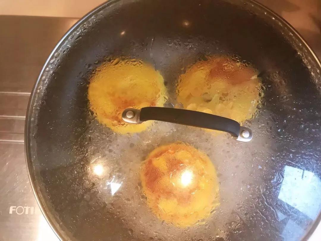 热锅抹油，放入饼胚小火煎至一面金黄后翻面，加入少量水，盖盖小火煎。