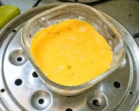 将蛋黄打散后平铺在略微凝固的蒸糕上，再上锅蒸5-10分钟。