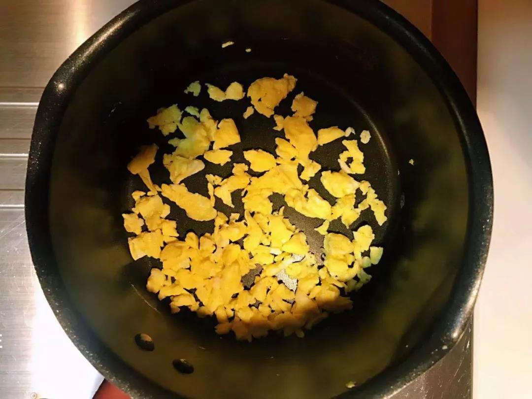 热锅冷油，倒入鸡蛋液，中火炒散，盛出备用。