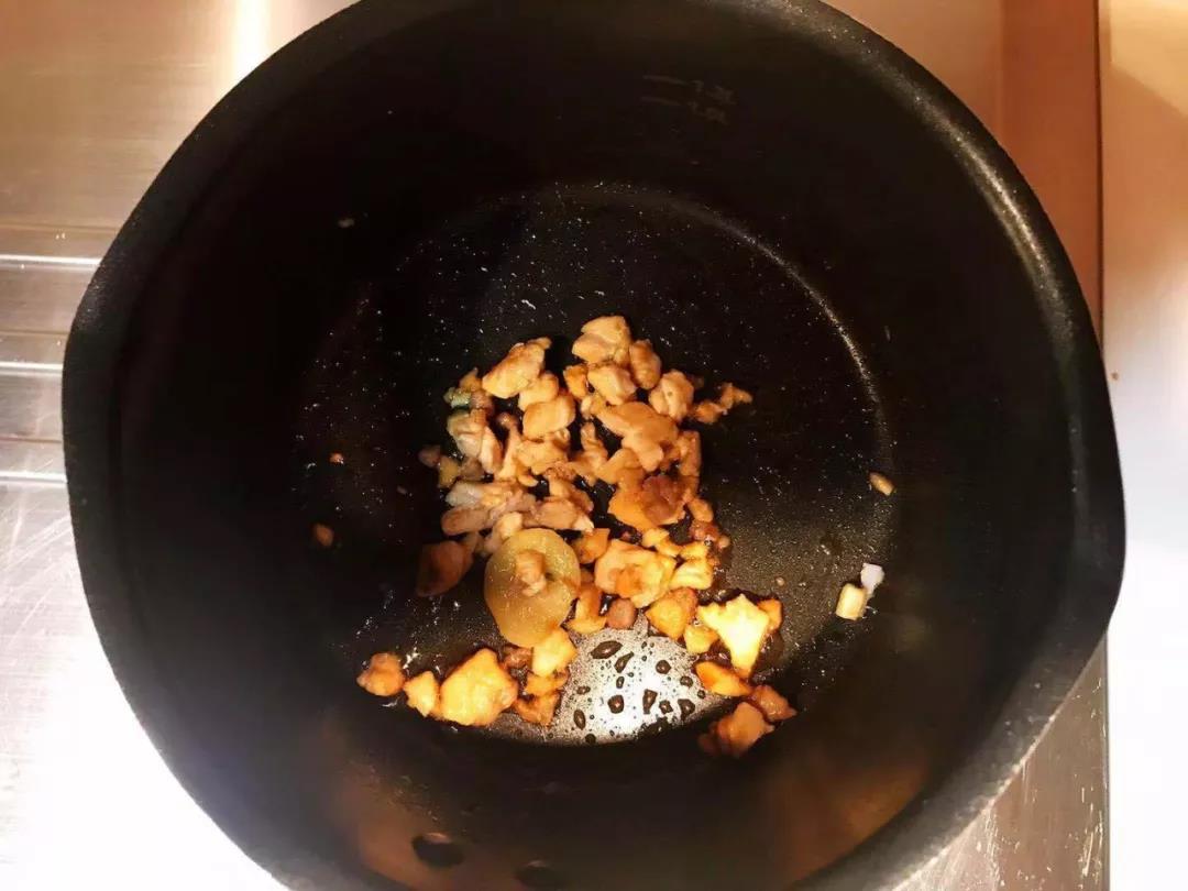 锅内继续倒少量油，放入姜片爆香，倒入三文鱼中火翻炒至熟，盛出捡掉姜片。