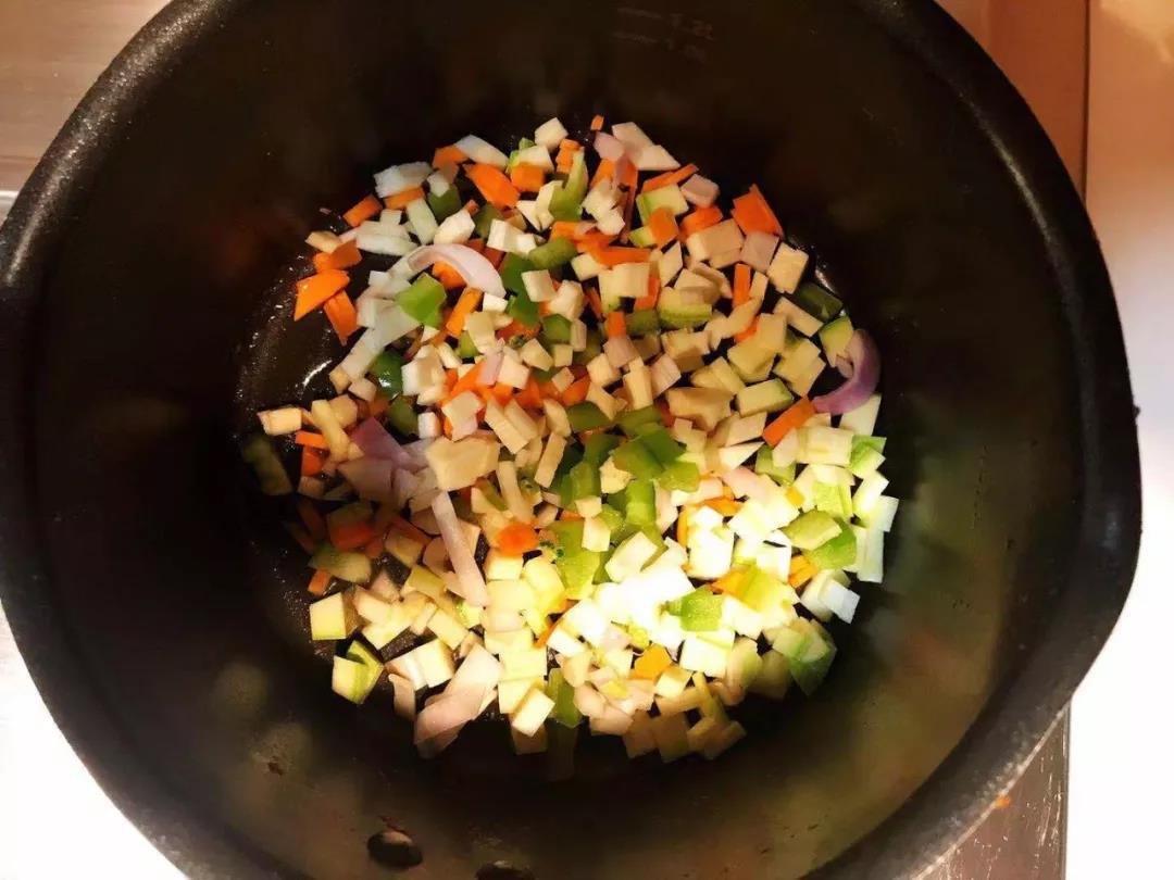 锅内放小块黄油，倒入蔬菜碎，中火翻炒至熟。