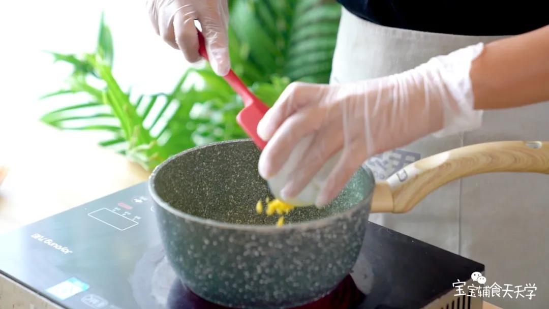 再下油，倒入蛋黄炒1分钟