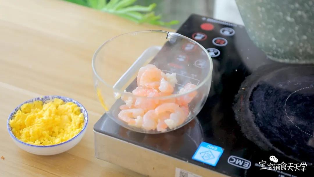 锅中下油，放入虾仁炒至8分熟捞出